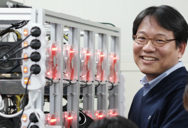 인공지능 컴퓨터의 데이터를 확인하는 윤성로 교수 - 서울대 공대 제공